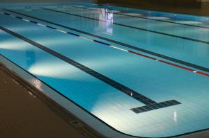 indoor-swimming-pool-gb30131327_1280