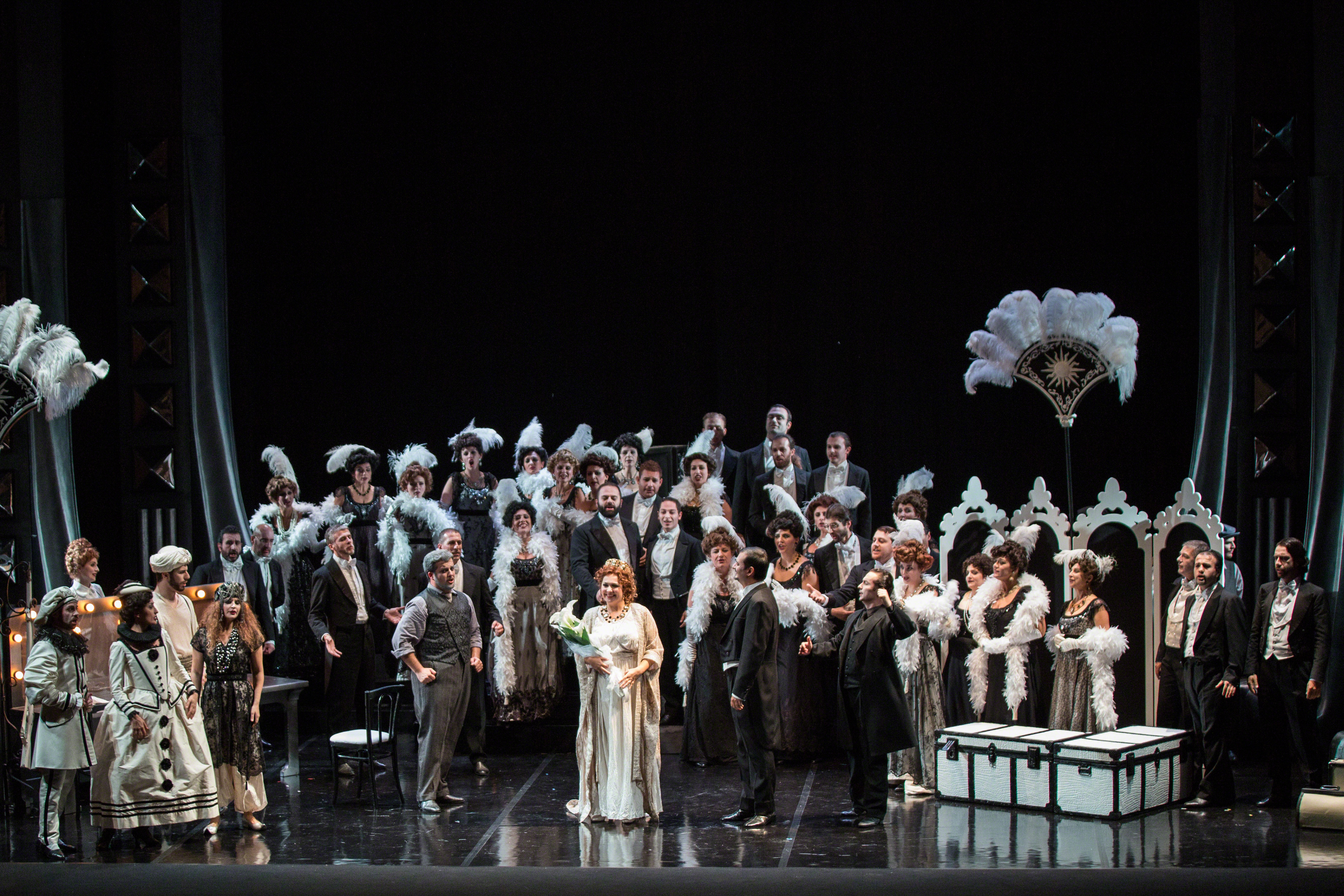 Un buon allestimento per “Adriana Lecouvreur”. Il Teatro Ponchielli di Cremona conferma il suo valore…