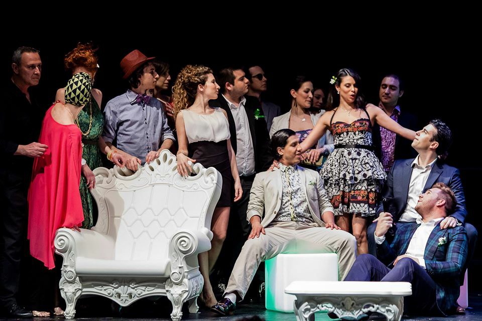 I due piani dell’interessante “La traviata” di Gianmaria Aliverta: Violetta e la società…