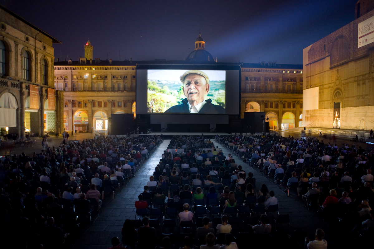 In Piazza Maggiore il cinema si ama sotto le stelle