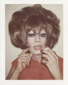 Andy Warhol, Drag Queens 2, 1974, Polaroid, 10,8x8,6 cm, Collezione privata 1