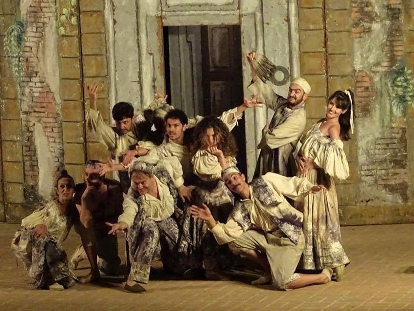 Mostellaria diretto da Nicasio Anzelmo: un spettacolo ritmato e divertente
