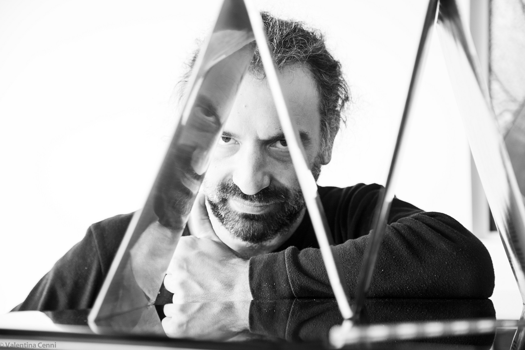 Stefano Bollani al Carlo Felice con il suo “Concerto Azzurro”, ispirato al Quinto Chakra