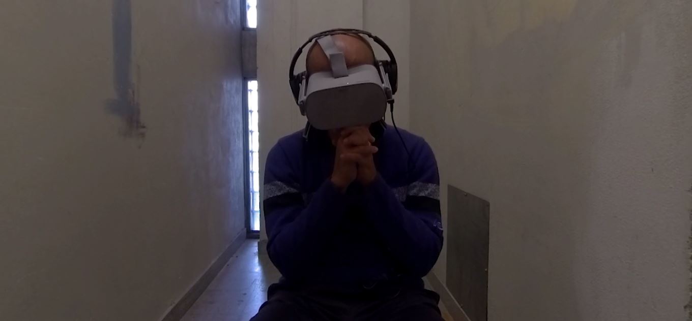 Il film VR FREE di Milad Tangshir rivela l’esperienza del carcere attraverso la realtà virtuale