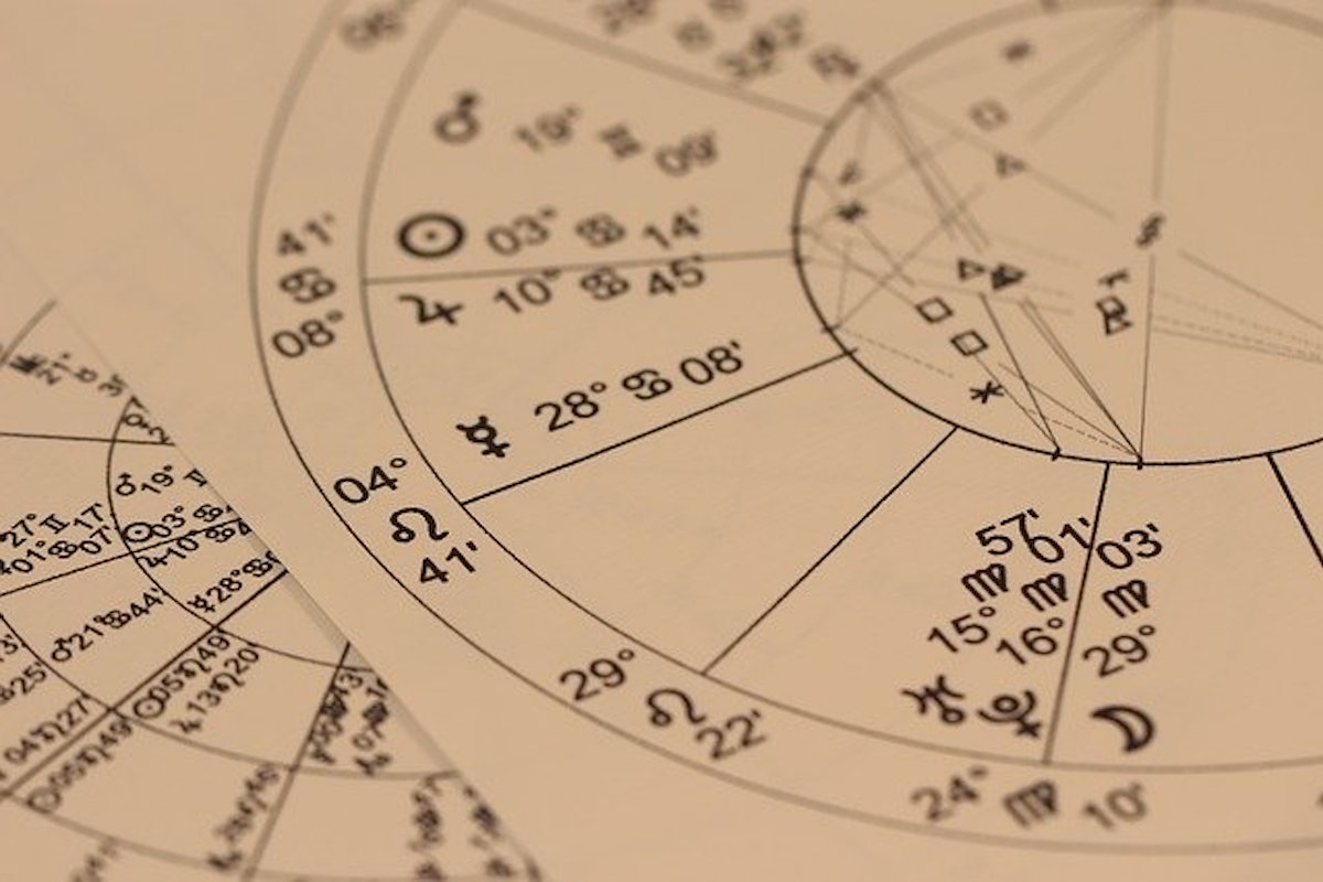 Makeda: una vita dedita al servizio tra channeling, astrologia e cartomanzia