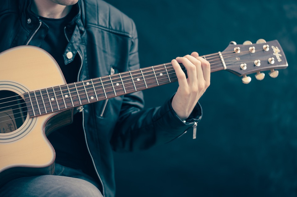 Lezioni d’amore e di chitarra: musica senza età